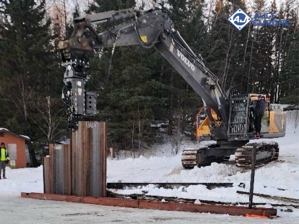 AJCE EUROPE AVH40ST Vibro Hammer Sheet Pile Driver - Mât de battage: photos 2 AJCE EUROPE AVH40ST Vibro Hammer Sheet Pile Driver - Mât de battage: photos 2