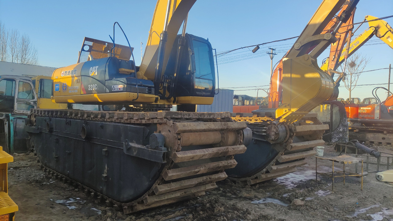 CATERPILLAR 320C - Excavatrice amphibie: photos 1 CATERPILLAR 320C - Excavatrice amphibie: photos 1