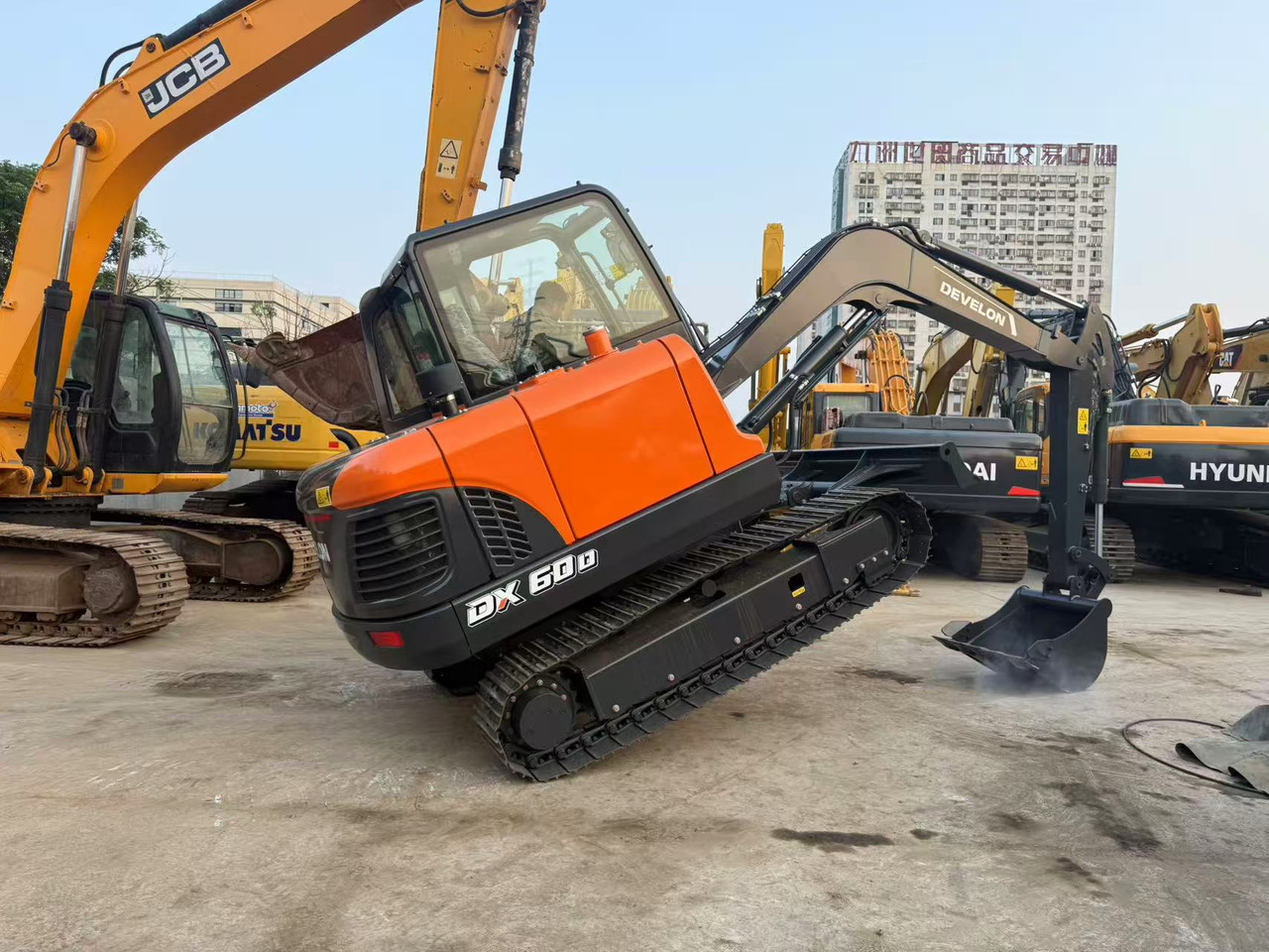 DOOSAN DX60D-10 - Pelle sur chenille: photos 1 DOOSAN DX60D-10 - Pelle sur chenille: photos 1