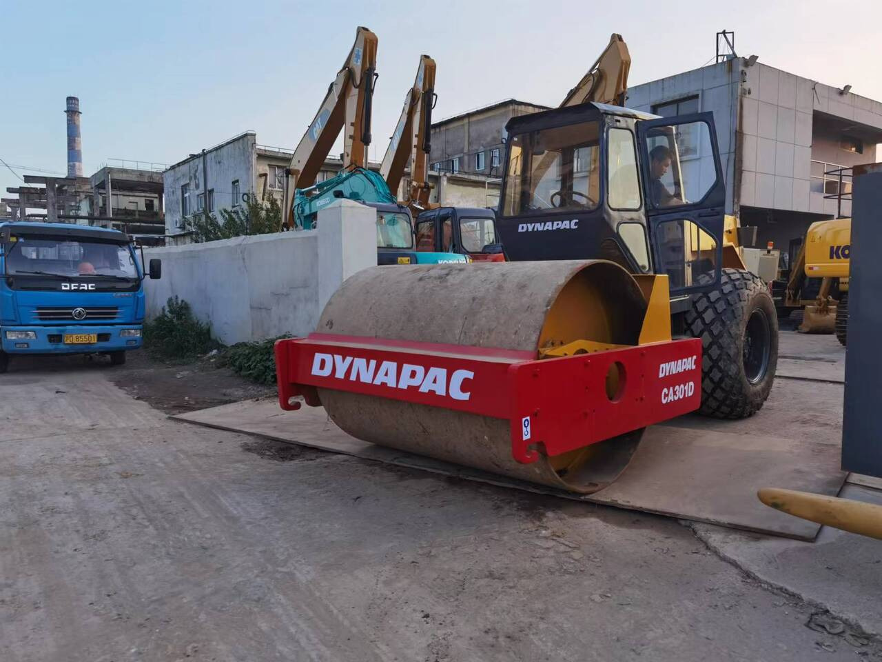 DYNAPAC CA301D-roller - Compacteur: photos 1 DYNAPAC CA301D-roller - Compacteur: photos 1