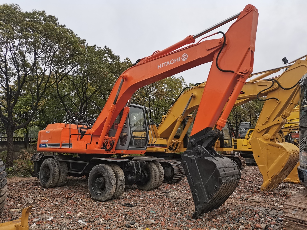 HITACHI EX160WD - Pelle sur pneus: photos 1 HITACHI EX160WD - Pelle sur pneus: photos 1