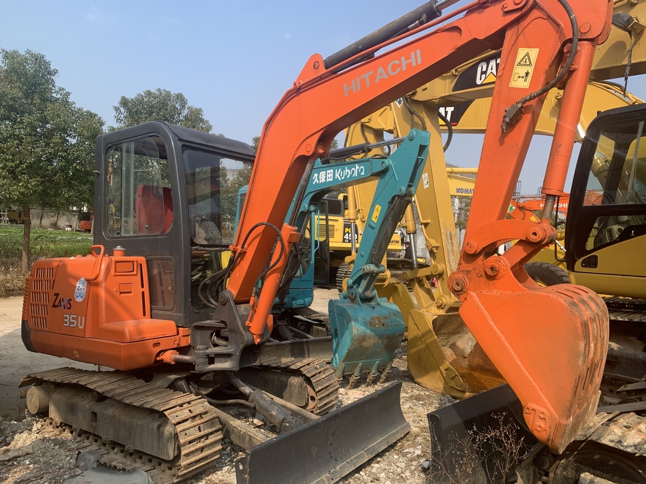 HITACHI ZX35U-mini excavator - Mini pelle: photos 1 HITACHI ZX35U-mini excavator - Mini pelle: photos 1