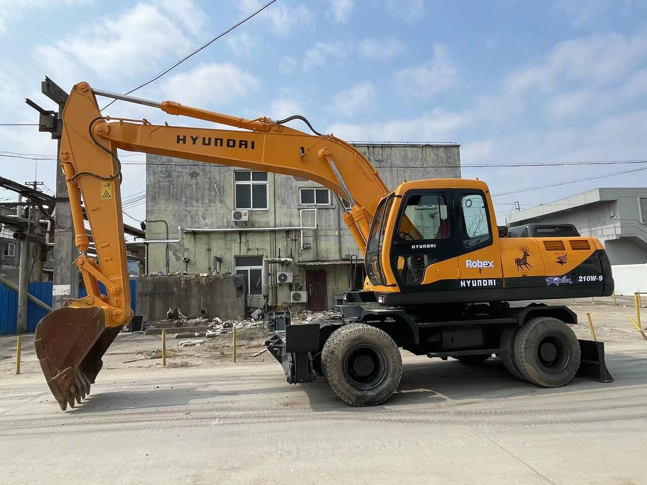 HYUNDAI 210W-9 - Pelle sur pneus: photos 1 HYUNDAI 210W-9 - Pelle sur pneus: photos 1
