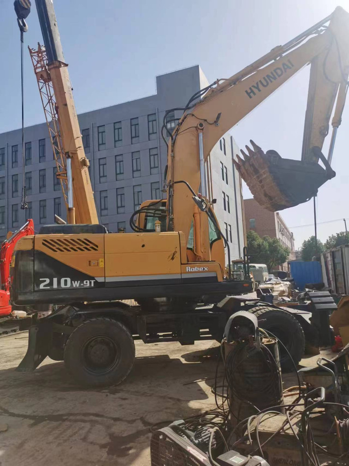 HYUNDAI 210W-9 - Pelle sur pneus: photos 1 HYUNDAI 210W-9 - Pelle sur pneus: photos 1