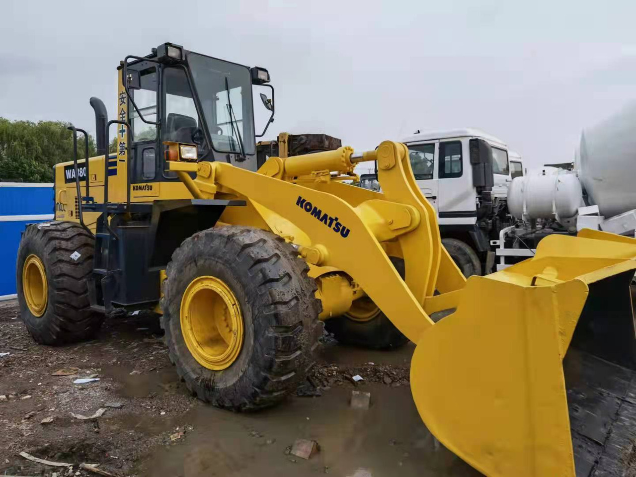KOMATSU WA380 - Chargeuse sur pneus: photos 2 KOMATSU WA380 - Chargeuse sur pneus: photos 2