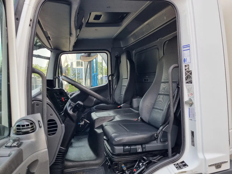 Photo d'intérieur 2: Camion frigorifique Mercedes-Benz Atego 1221 Kuhlkoffer/ Carrier 850/ Chereau/ ATP 2025 / LBW / EURO 6 Photo d'intérieur 2: Camion frigorifique Mercedes-Benz Atego 1221 Kuhlkoffer/ Carrier 850/ Chereau/ ATP 2025 / LBW / EURO 6