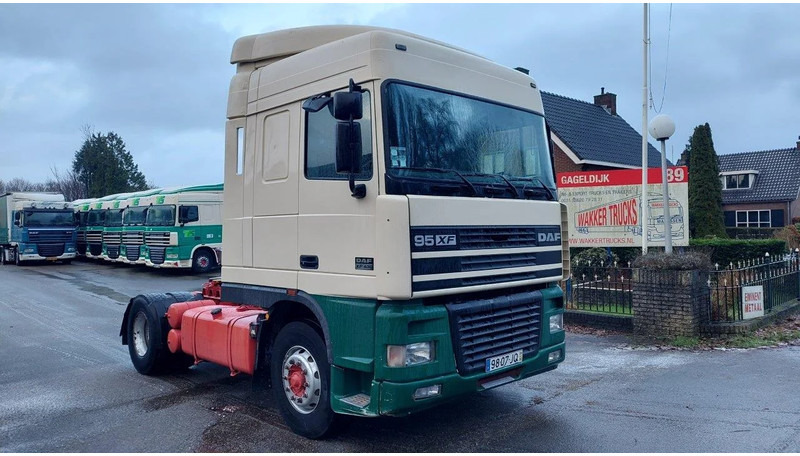 DAF XF 95.430 4x2 EURO 2 Manual Gearbox - Tracteur routier: photos 2 DAF XF 95.430 4x2 EURO 2 Manual Gearbox - Tracteur routier: photos 2