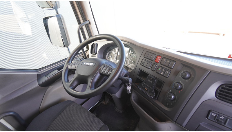 Camion à rideaux coulissants DAF LF 180 CLOSED/CURTAINSIDE 438.000KM: photos 6