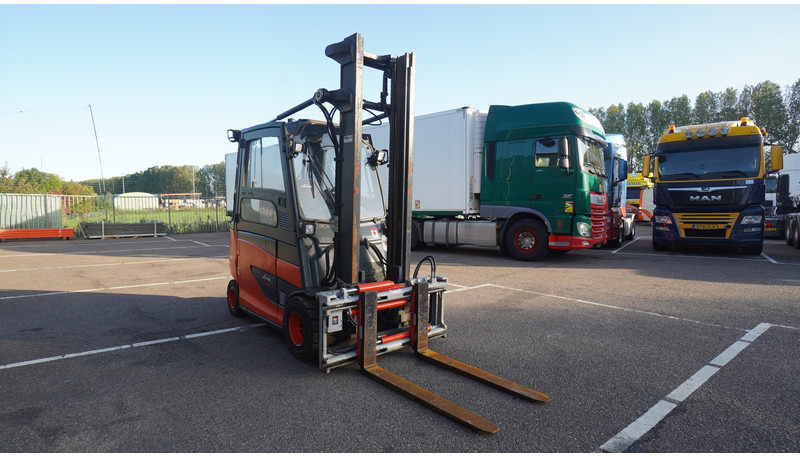 Linde E30HL-01/600 FORKLIFT BROKEN COMPUTER!! - Engins de chantier: photos 3 Linde E30HL-01/600 FORKLIFT BROKEN COMPUTER!! - Engins de chantier: photos 3