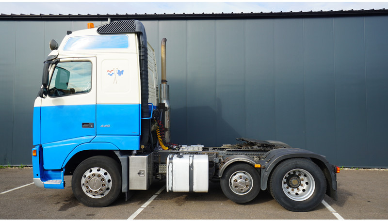 Volvo FH 440 6X2 GLOBETROTTER EURO 3 - Tracteur routier: photos 1 Volvo FH 440 6X2 GLOBETROTTER EURO 3 - Tracteur routier: photos 1