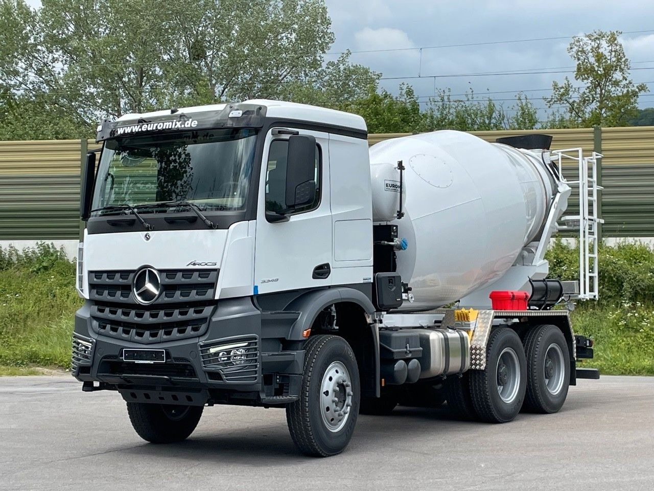 Mercedes-Benz 3348 6X4 Arcos 5 EuromixMTP EM 9 R - Camion malaxeur: photos 1 Mercedes-Benz 3348 6X4 Arcos 5 EuromixMTP EM 9 R - Camion malaxeur: photos 1