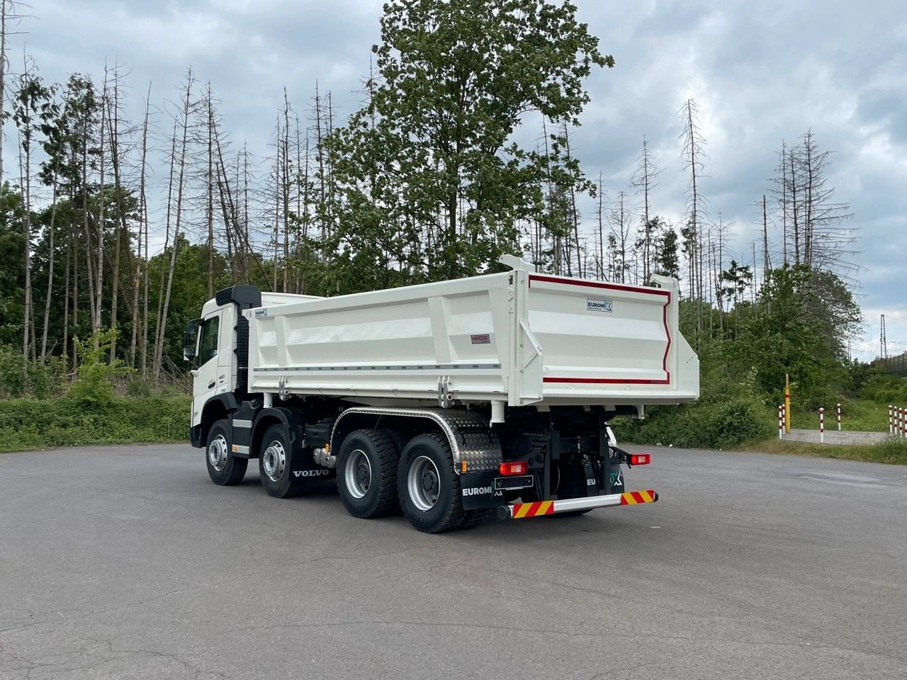 Volvo FMX 460 8x4 / WECHSELSYSTEM KIPPER+MISCHER Volvo FMX 460 8x4 / WECHSELSYSTEM KIPPER+MISCHER - Camion malaxeur: photos 4 Volvo FMX 460 8x4 / WECHSELSYSTEM KIPPER+MISCHER Volvo FMX 460 8x4 / WECHSELSYSTEM KIPPER+MISCHER - Camion malaxeur: photos 4