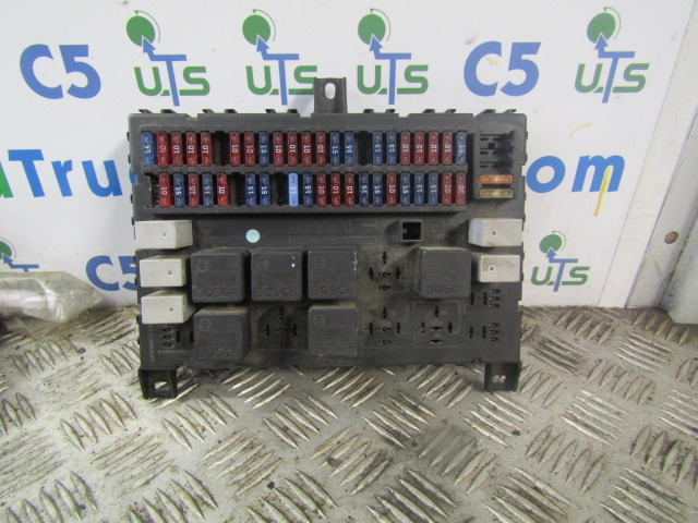DAF CF 85 FUSEBOARD P/NO 1452112 - Système électrique pour Camion: photos 1 DAF CF 85 FUSEBOARD P/NO 1452112 - Système électrique pour Camion: photos 1