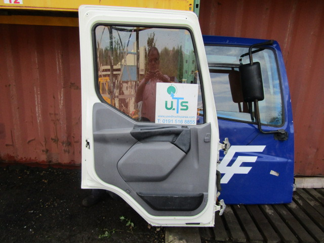DAF LF 45/55 NEARSIDE (PASSENGER) COMPLETE DOOR - Cabine et intérieur pour Camion: photos 2 DAF LF 45/55 NEARSIDE (PASSENGER) COMPLETE DOOR - Cabine et intérieur pour Camion: photos 2