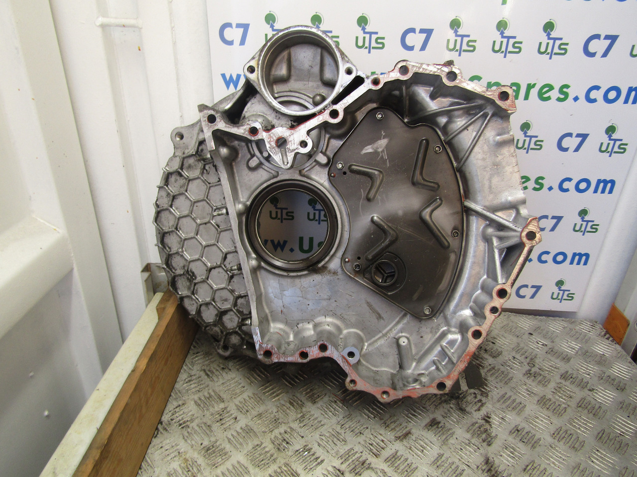 ISUZU N75 4HK1 EURO 5 FLYWHEEL BELLHOUSING (AUTO) - Boîte de vitesse pour Camion: photos 2 ISUZU N75 4HK1 EURO 5 FLYWHEEL BELLHOUSING (AUTO) - Boîte de vitesse pour Camion: photos 2