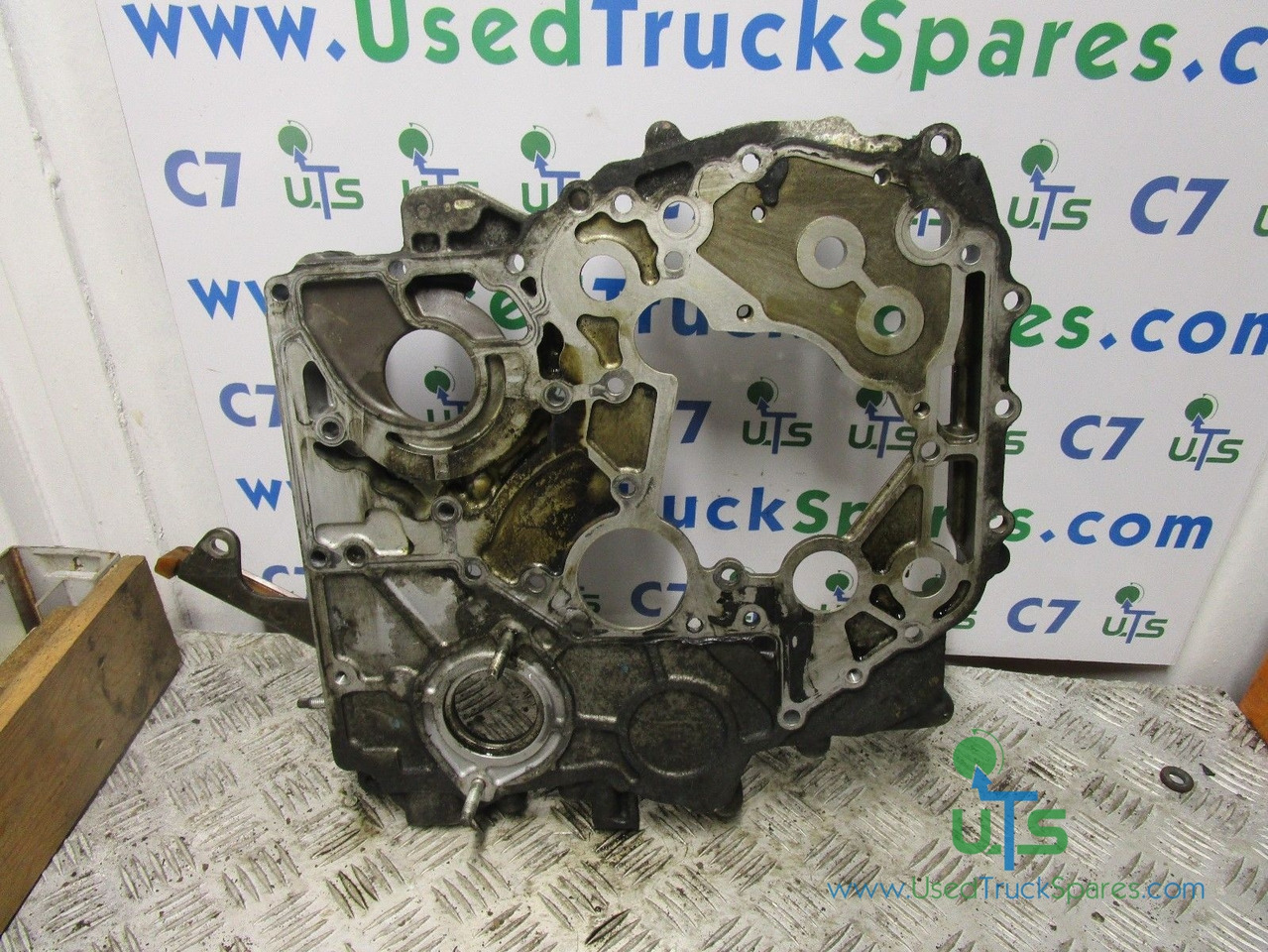 ISUZU NKR (4JJ1) INNER FRONT TIMING COVER - Moteur et pièces pour Camion: photos 1 ISUZU NKR (4JJ1) INNER FRONT TIMING COVER - Moteur et pièces pour Camion: photos 1