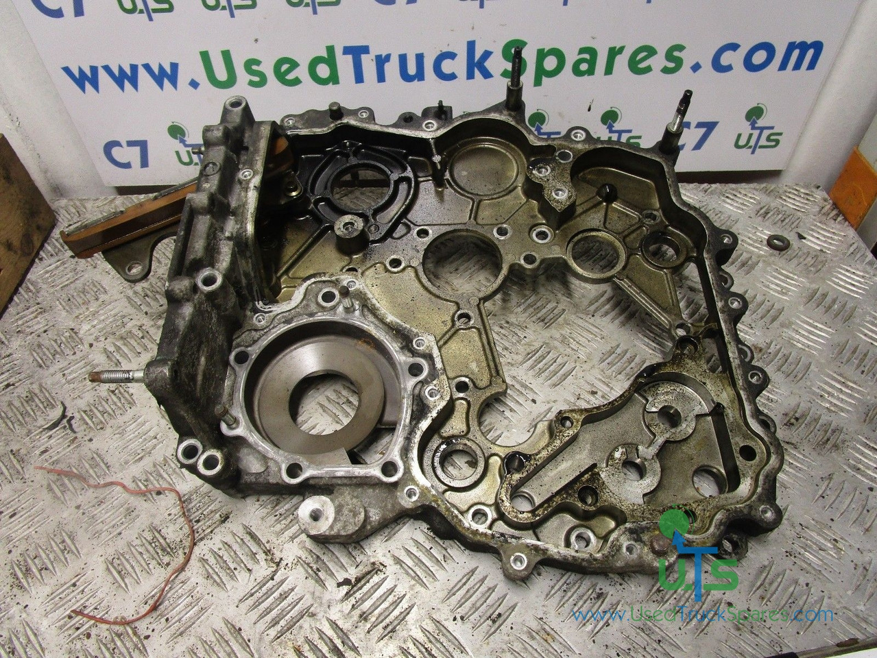 ISUZU NKR (4JJ1) INNER FRONT TIMING COVER - Moteur et pièces pour Camion: photos 2 ISUZU NKR (4JJ1) INNER FRONT TIMING COVER - Moteur et pièces pour Camion: photos 2