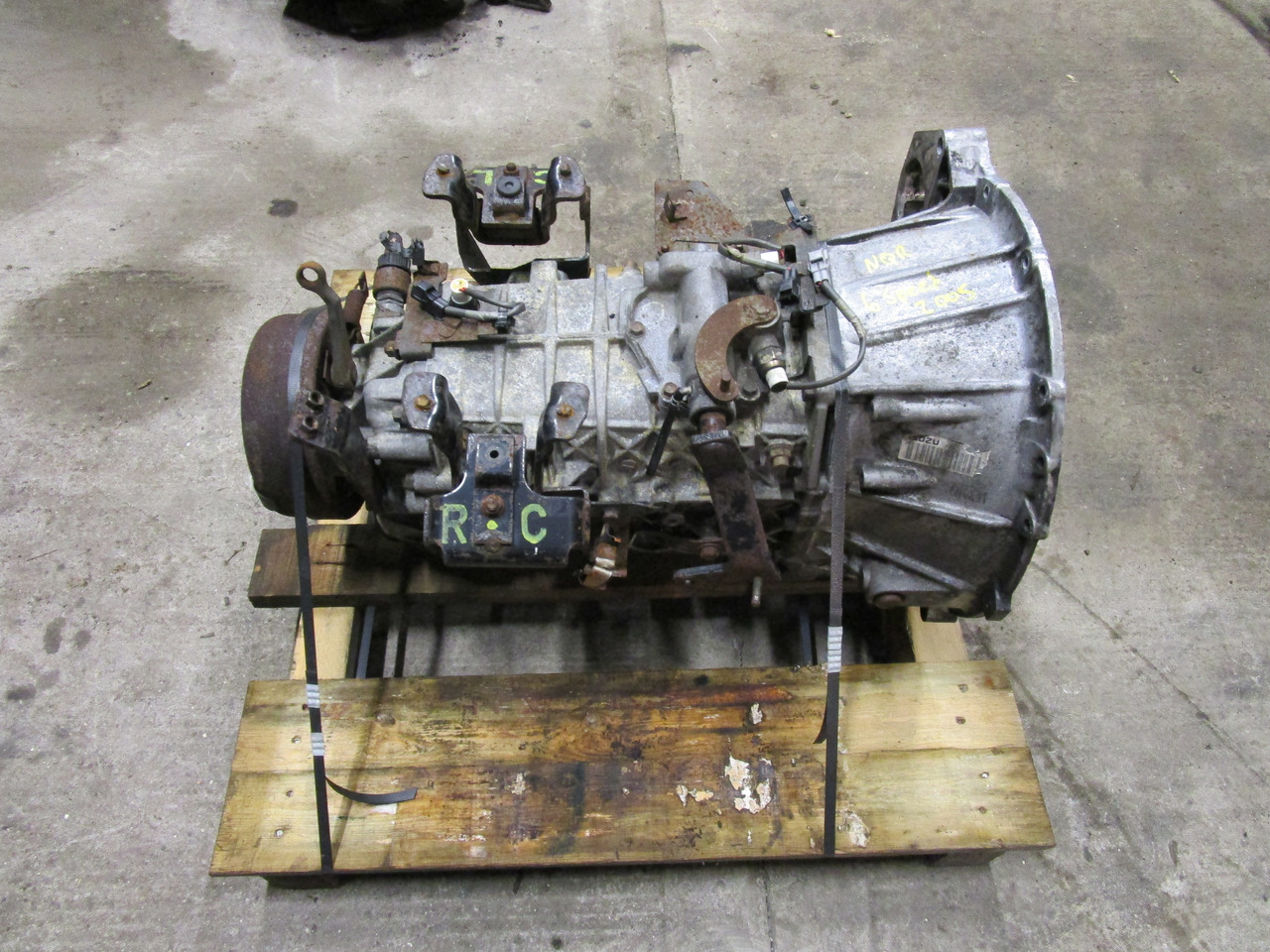 ISUZU NQR 6 SPEED MANUAL GEARBOX - Boîte de vitesse pour Camion: photos 1 ISUZU NQR 6 SPEED MANUAL GEARBOX - Boîte de vitesse pour Camion: photos 1