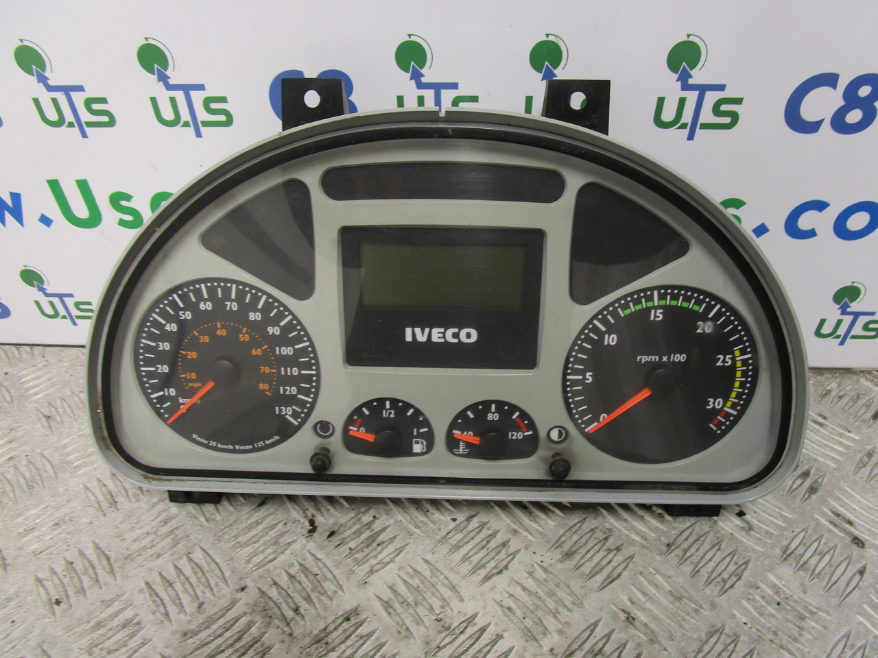 IVECO TECTOR CLOCK CLUSTER P/NO 504025357 - Système électrique pour Camion: photos 1 IVECO TECTOR CLOCK CLUSTER P/NO 504025357 - Système électrique pour Camion: photos 1