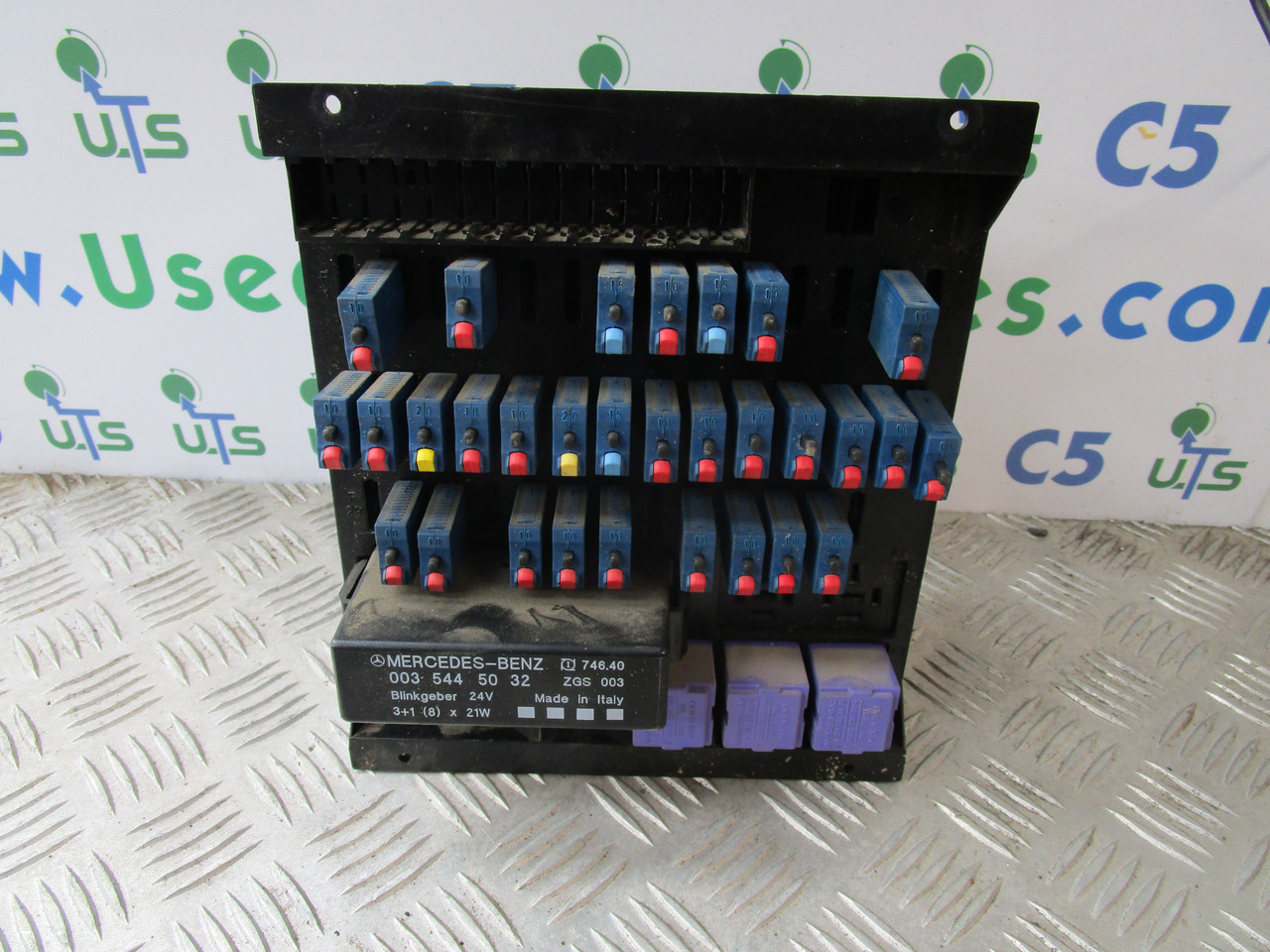 MERCEDES AXOR FUSE BOARD A0015433115 - Système électrique pour Camion: photos 1 MERCEDES AXOR FUSE BOARD A0015433115 - Système électrique pour Camion: photos 1