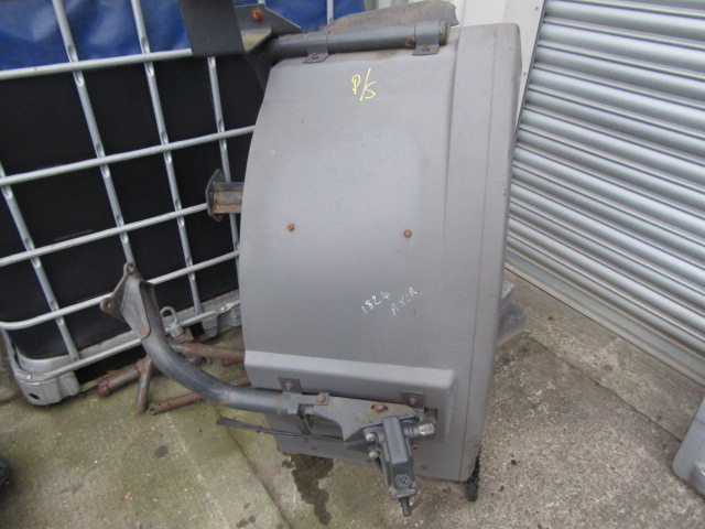 MERCEDES AXOR REAR CAB MUDGUARD & STAYS PASSENGER SIDE COMPLETE - Carrosserie et extérieur pour Camion: photos 2 MERCEDES AXOR REAR CAB MUDGUARD & STAYS PASSENGER SIDE COMPLETE - Carrosserie et extérieur pour Camion: photos 2