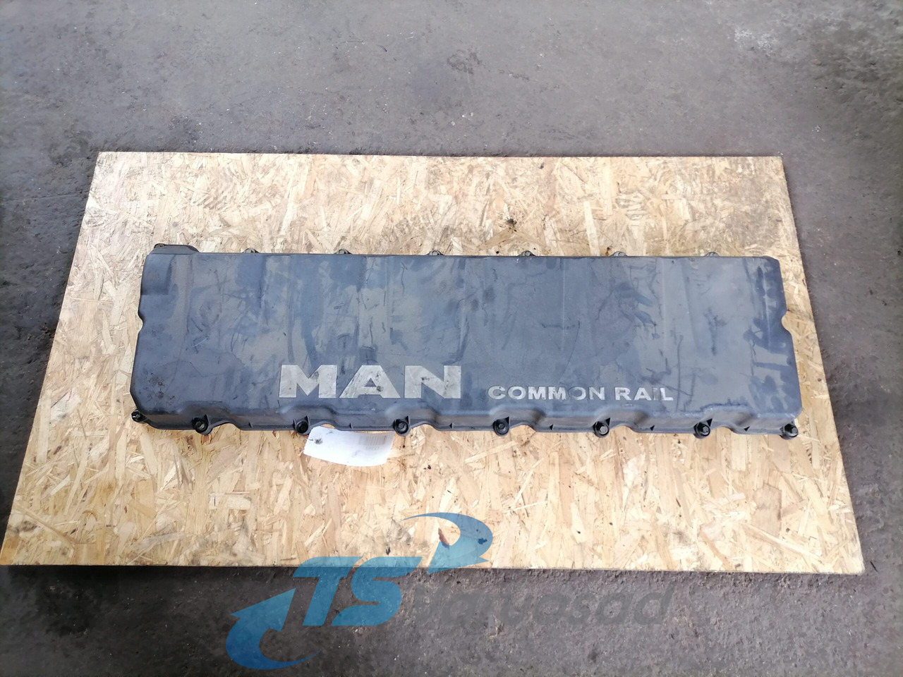 MAN Valve cover 51034016014 - Culasse pour Camion: photos 1 MAN Valve cover 51034016014 - Culasse pour Camion: photos 1