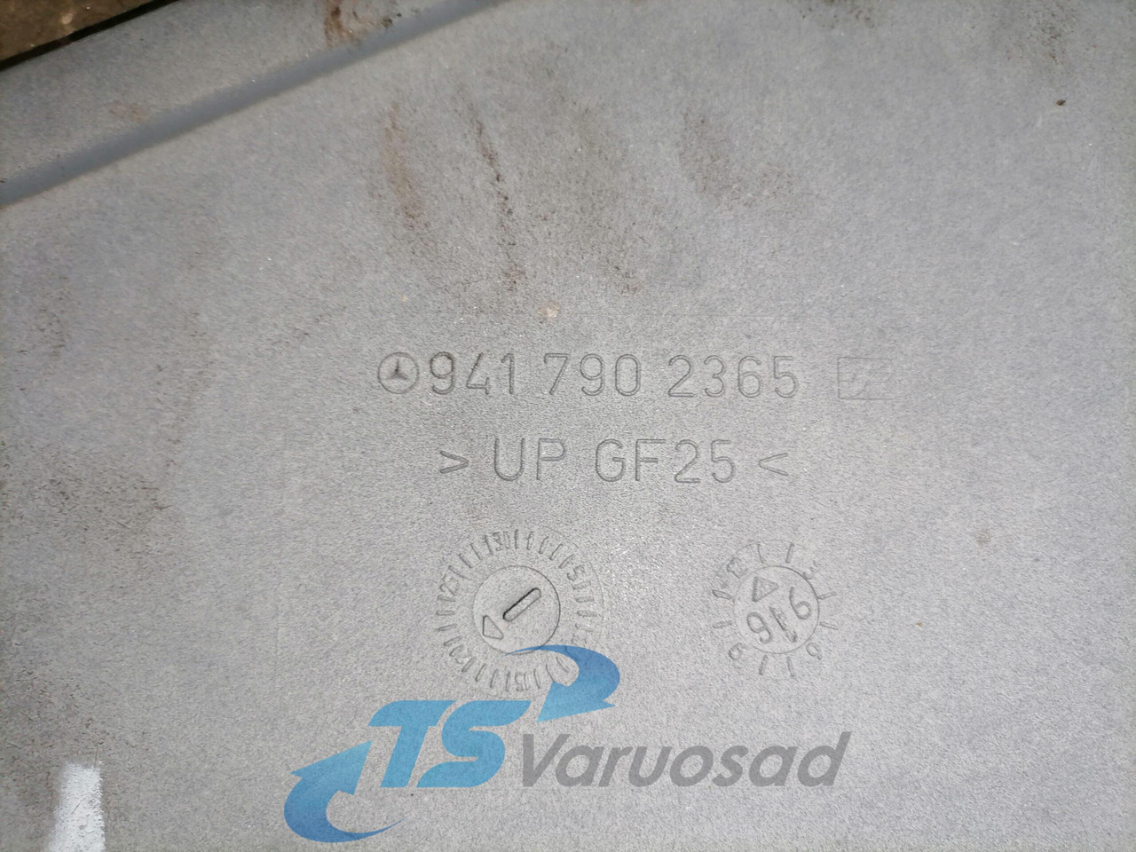 Mercedes-Benz Kabiini tuulesuunaja, ülemine vasak A9417902365 - Aérodynamique/ Spoilers pour Camion: photos 3 Mercedes-Benz Kabiini tuulesuunaja, ülemine vasak A9417902365 - Aérodynamique/ Spoilers pour Camion: photos 3