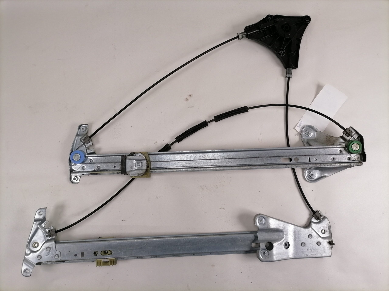 Mercedes-Benz Side window lifting mechanism A9607201246 - Fenêtre et pièces pour Camion: photos 2 Mercedes-Benz Side window lifting mechanism A9607201246 - Fenêtre et pièces pour Camion: photos 2