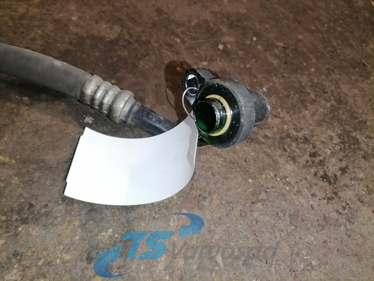 Volvo A/C pipe 82331894 - Chauffage/ Ventilation pour Camion: photos 2 Volvo A/C pipe 82331894 - Chauffage/ Ventilation pour Camion: photos 2