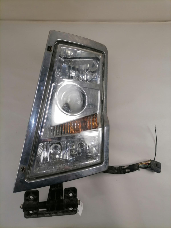 Volvo Esituli, xenon 20713724 - Lumière/ Éclairage pour Camion: photos 1 Volvo Esituli, xenon 20713724 - Lumière/ Éclairage pour Camion: photos 1