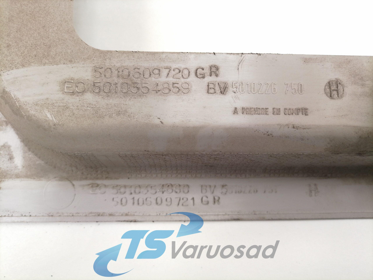 Volvo Katuseluugi kate 20773787 - Pièce universelle pour Camion: photos 3 Volvo Katuseluugi kate 20773787 - Pièce universelle pour Camion: photos 3