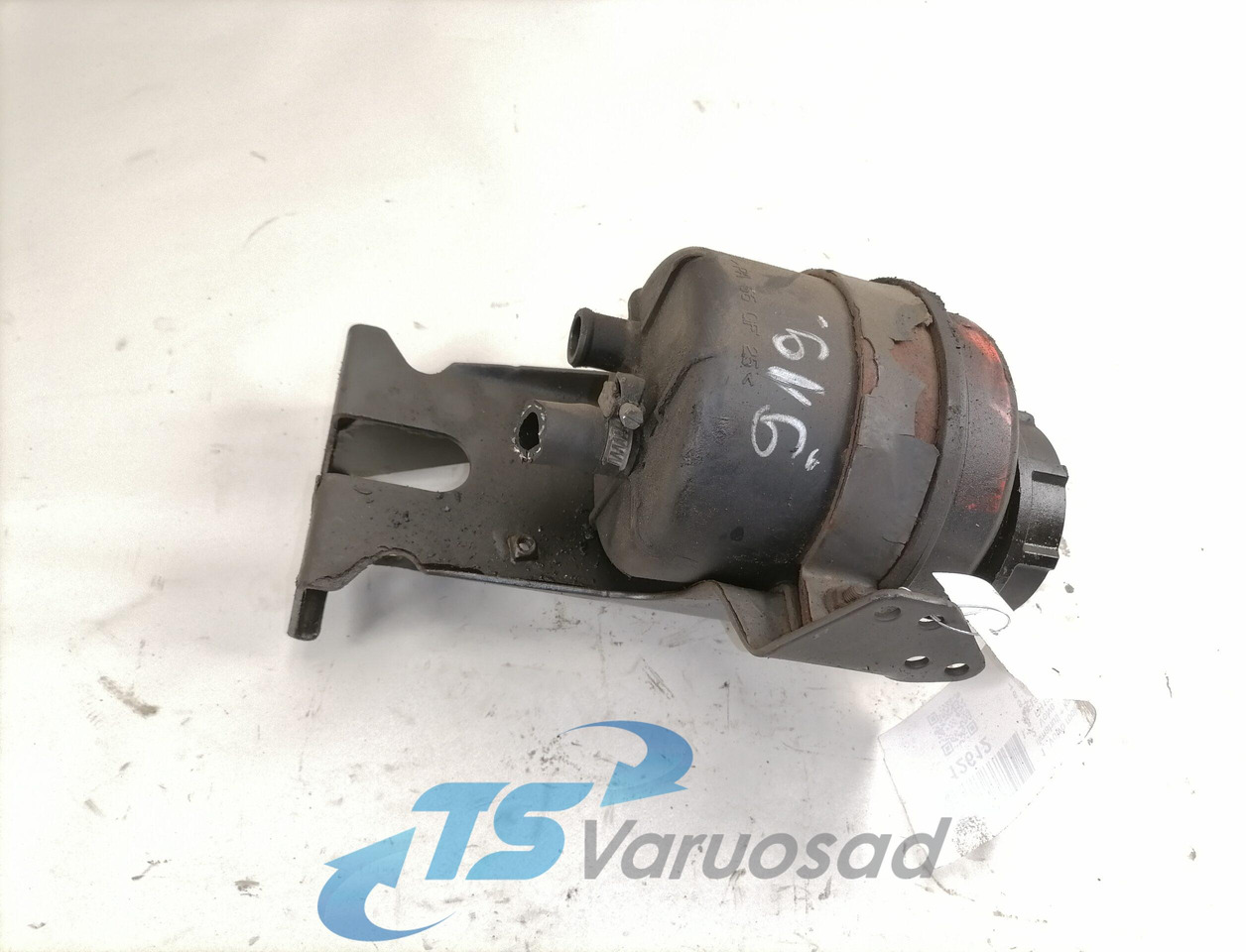 Volvo Steering oil tank+ bracket 1592945 - Tuyau de direction pour Camion: photos 1 Volvo Steering oil tank+ bracket 1592945 - Tuyau de direction pour Camion: photos 1