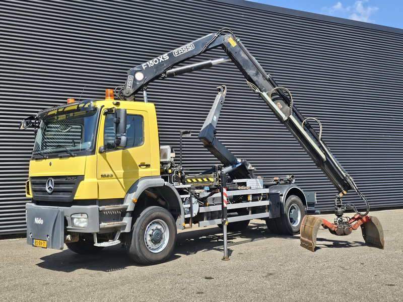 Mercedes-Benz AXOR 1823 4X4 / FASSI CRANE + HOOKLIFT / SPRING SUSPENSION - Camion ampliroll, Camion grue: photos 3 Mercedes-Benz AXOR 1823 4X4 / FASSI CRANE + HOOKLIFT / SPRING SUSPENSION - Camion ampliroll, Camion grue: photos 3