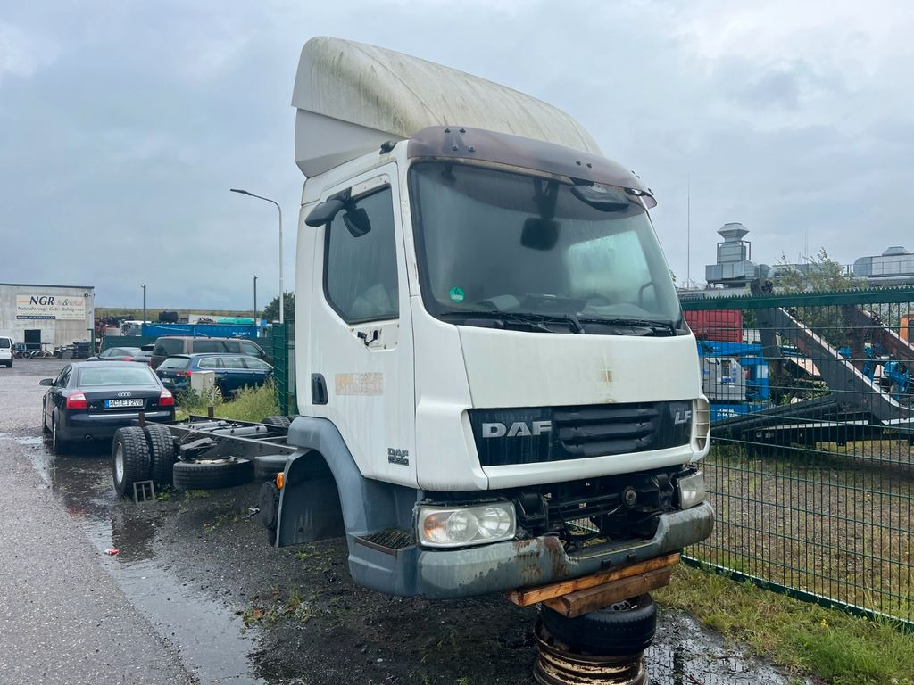 DAF LF 45.220 12 to. for PARTS no engine no gearbox! - Camion à rideaux coulissants: photos 4 DAF LF 45.220 12 to. for PARTS no engine no gearbox! - Camion à rideaux coulissants: photos 4