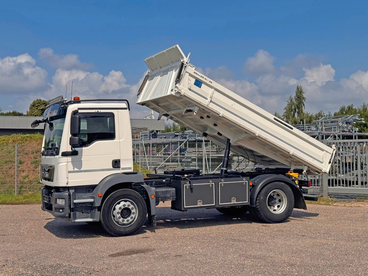 MAN 18.320 4X2 Meiller 3. Seitenkipper Top Zustand - Camion benne: photos 1 MAN 18.320 4X2 Meiller 3. Seitenkipper Top Zustand - Camion benne: photos 1