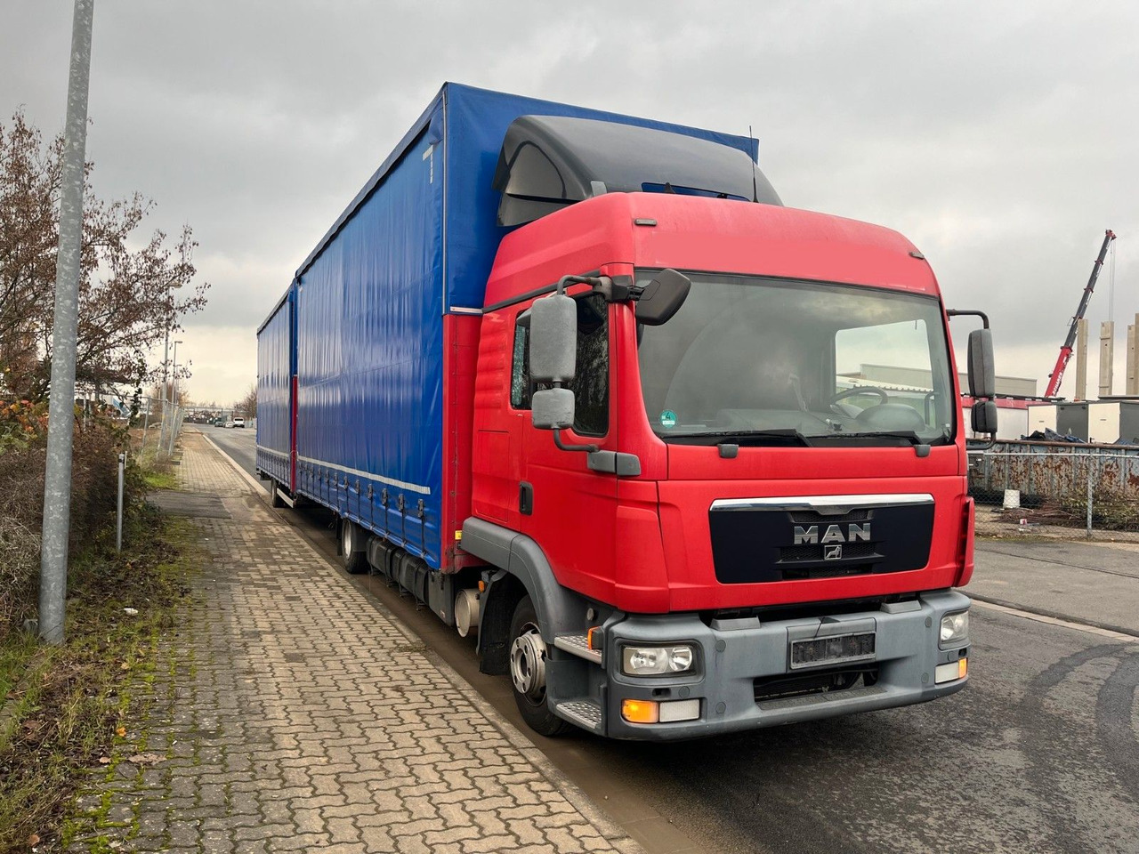 MAN 8.220 4X2 Pritschenwagen - Camion à rideaux coulissants: photos 1 MAN 8.220 4X2 Pritschenwagen - Camion à rideaux coulissants: photos 1