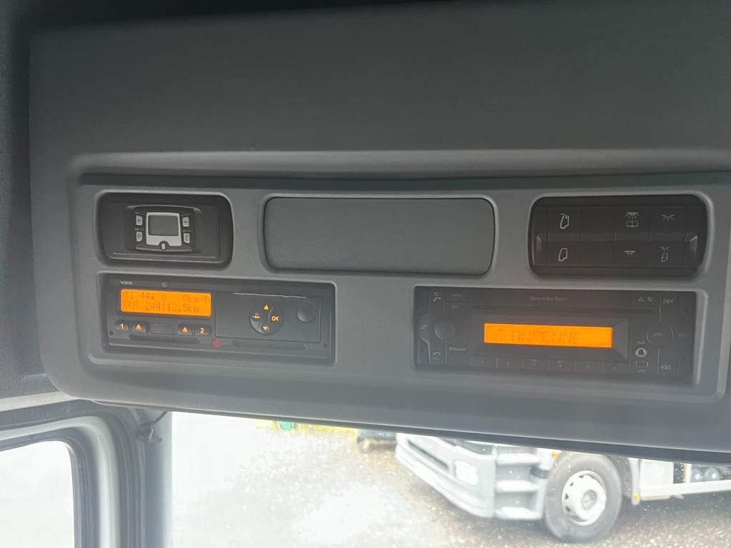 Mercedes-Benz 1324 4X2 Koffer Plane 6 to. Hebebühne Mercedes-Benz 1324 4X2 Koffer Plane 6 to. Hebebühne - Camion à rideaux coulissants: photos 5 Mercedes-Benz 1324 4X2 Koffer Plane 6 to. Hebebühne Mercedes-Benz 1324 4X2 Koffer Plane 6 to. Hebebühne - Camion à rideaux coulissants: photos 5