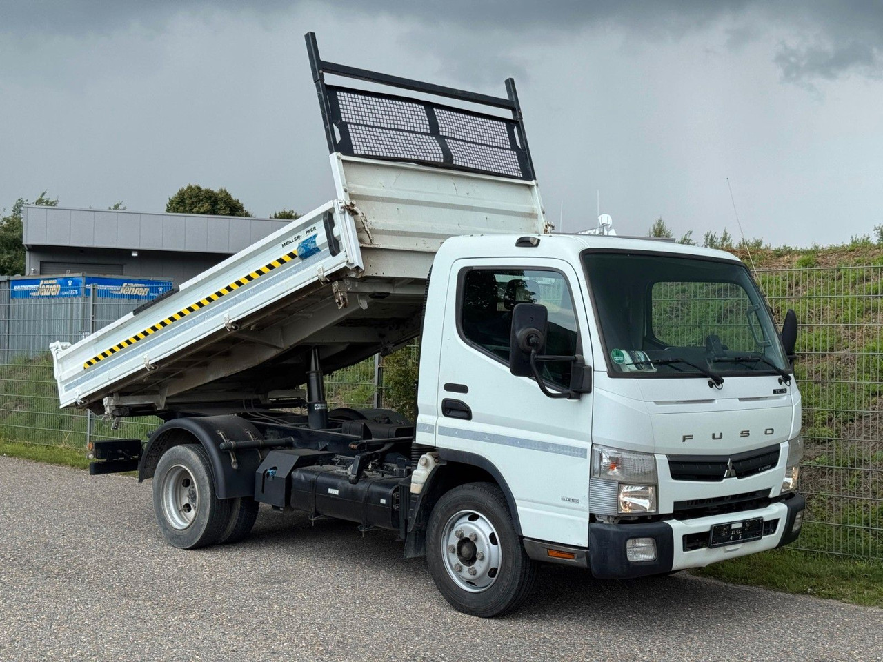 Mitsubishi 7C15 Fuso Canter 4x2 mit Meiller 3S. Kipper - Véhicule utilitaire benne: photos 1 Mitsubishi 7C15 Fuso Canter 4x2 mit Meiller 3S. Kipper - Véhicule utilitaire benne: photos 1