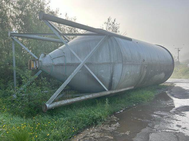 Quantity of (2) Cement Silo - Silo à ciment: photos 2 Quantity of (2) Cement Silo - Silo à ciment: photos 2