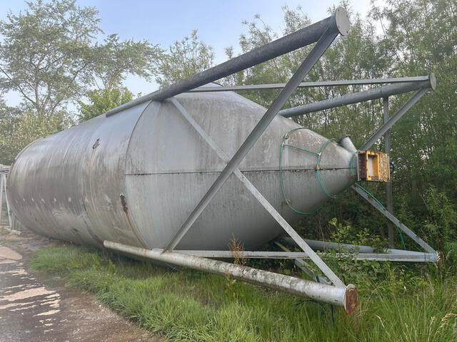 Quantity of (2) Cement Silo - Silo à ciment: photos 3 Quantity of (2) Cement Silo - Silo à ciment: photos 3