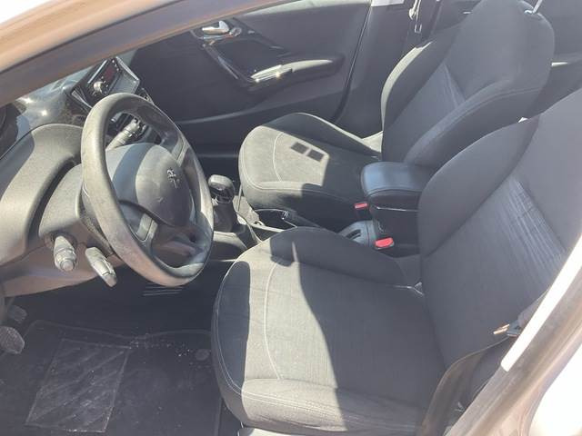 Voiture Peugeot 208: photos 23