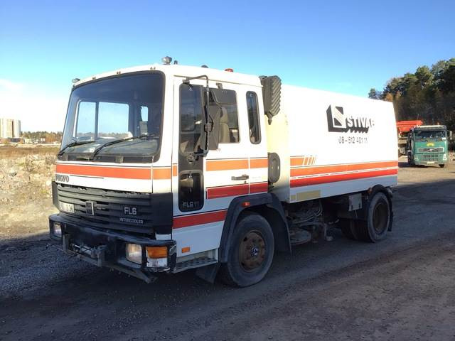 Volvo FL611 - Balayeuse de voirie: photos 1 Volvo FL611 - Balayeuse de voirie: photos 1