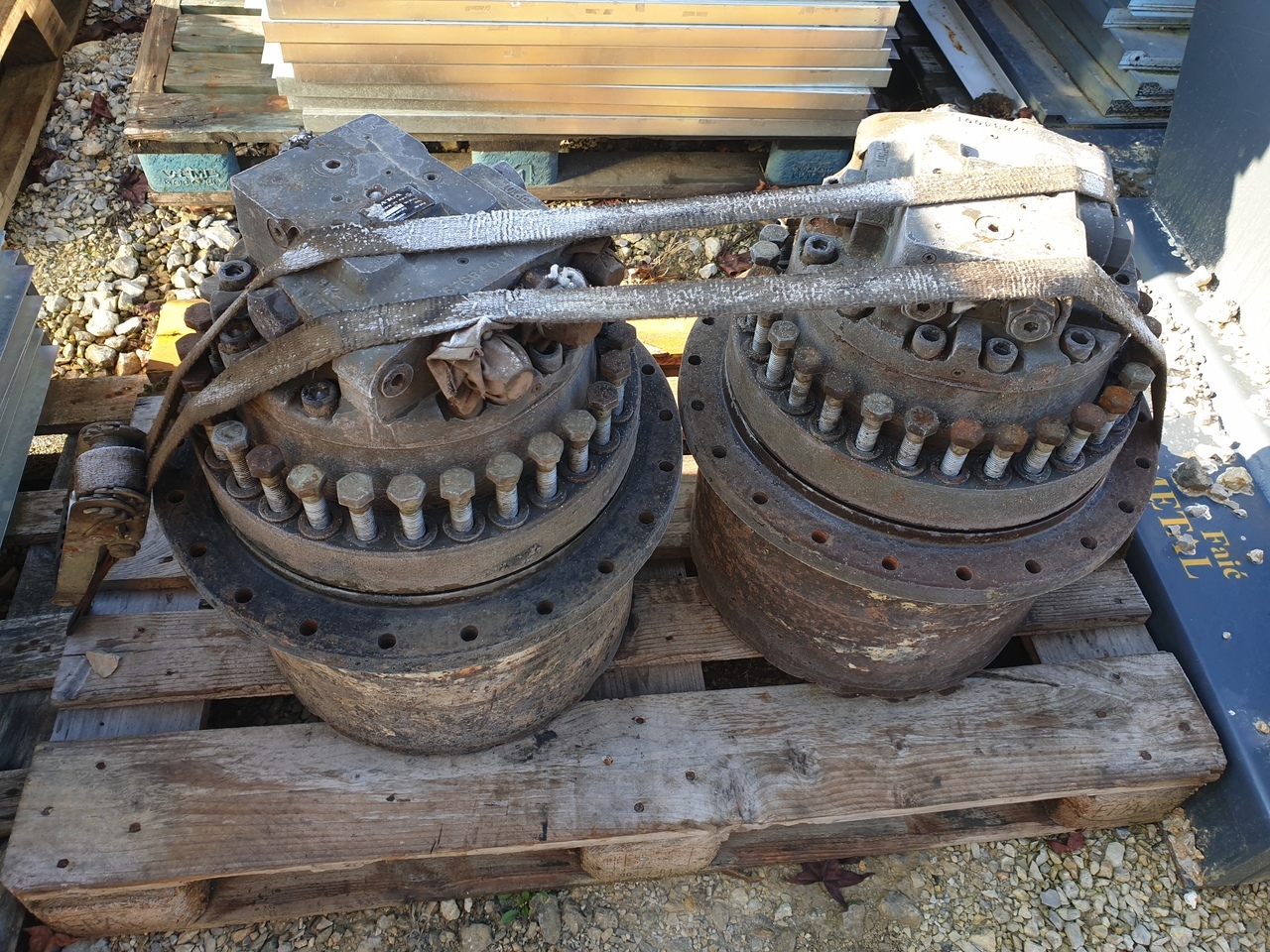 Volvo EC210C 14528930 - Moteur de translation pour Pelle: photos 1 Volvo EC210C 14528930 - Moteur de translation pour Pelle: photos 1