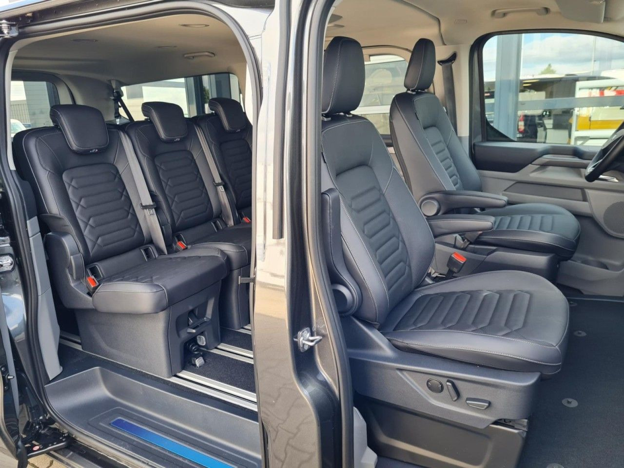 Ford Tourneo Custom 8 Sitze 320 L2 Titanium LED AUTOM - Transport de personnes: photos 4 Ford Tourneo Custom 8 Sitze 320 L2 Titanium LED AUTOM - Transport de personnes: photos 4