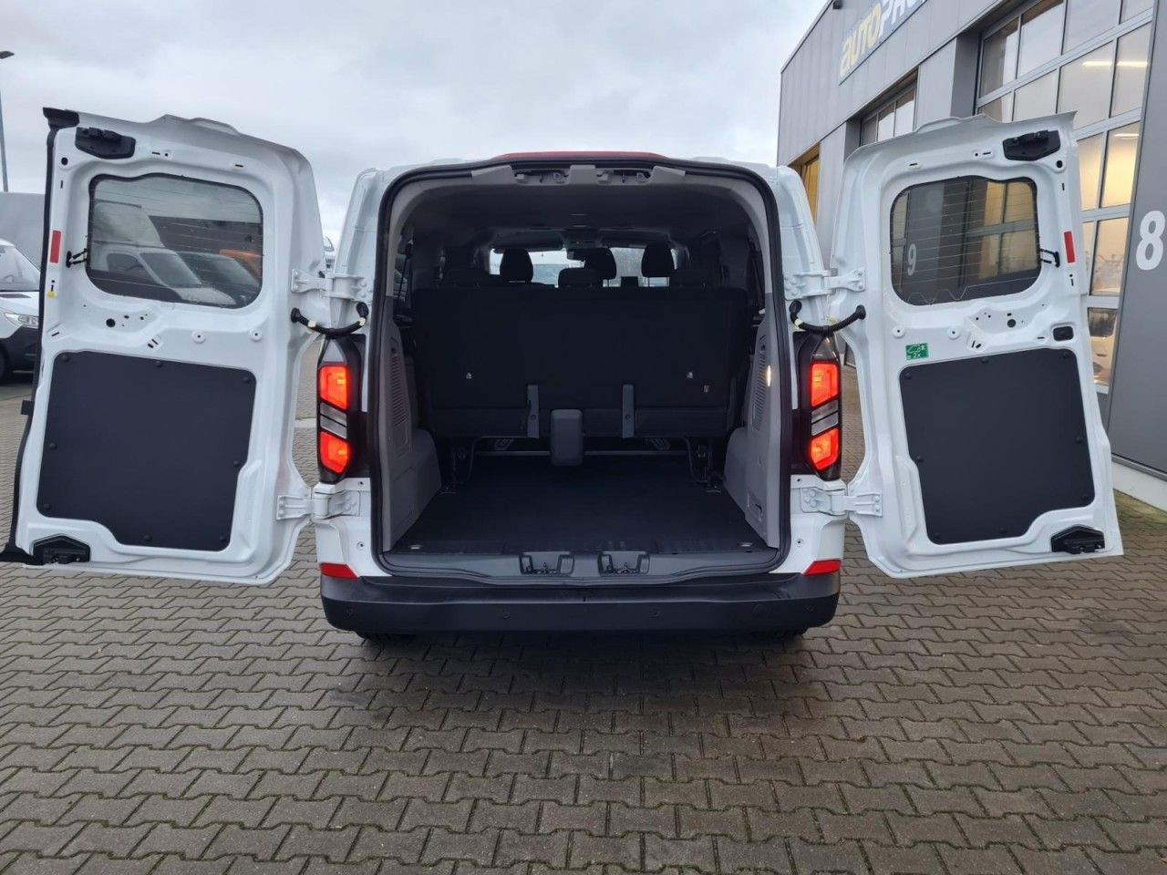 Ford Transit Custom Kombi 320 L2 Trend 9 Sitze KAMERA - Transport de personnes: photos 5 Ford Transit Custom Kombi 320 L2 Trend 9 Sitze KAMERA - Transport de personnes: photos 5