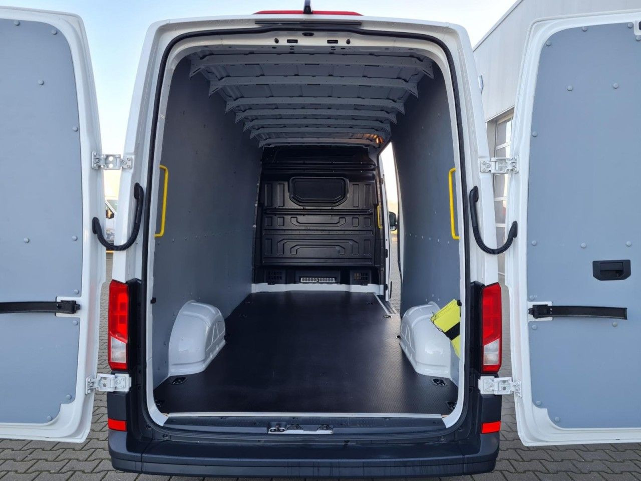 Volkswagen Crafter 35 Kasten lang L4H2 KAMERA NAVI_APP HOLZ - Fourgon utilitaire: photos 5 Volkswagen Crafter 35 Kasten lang L4H2 KAMERA NAVI_APP HOLZ - Fourgon utilitaire: photos 5