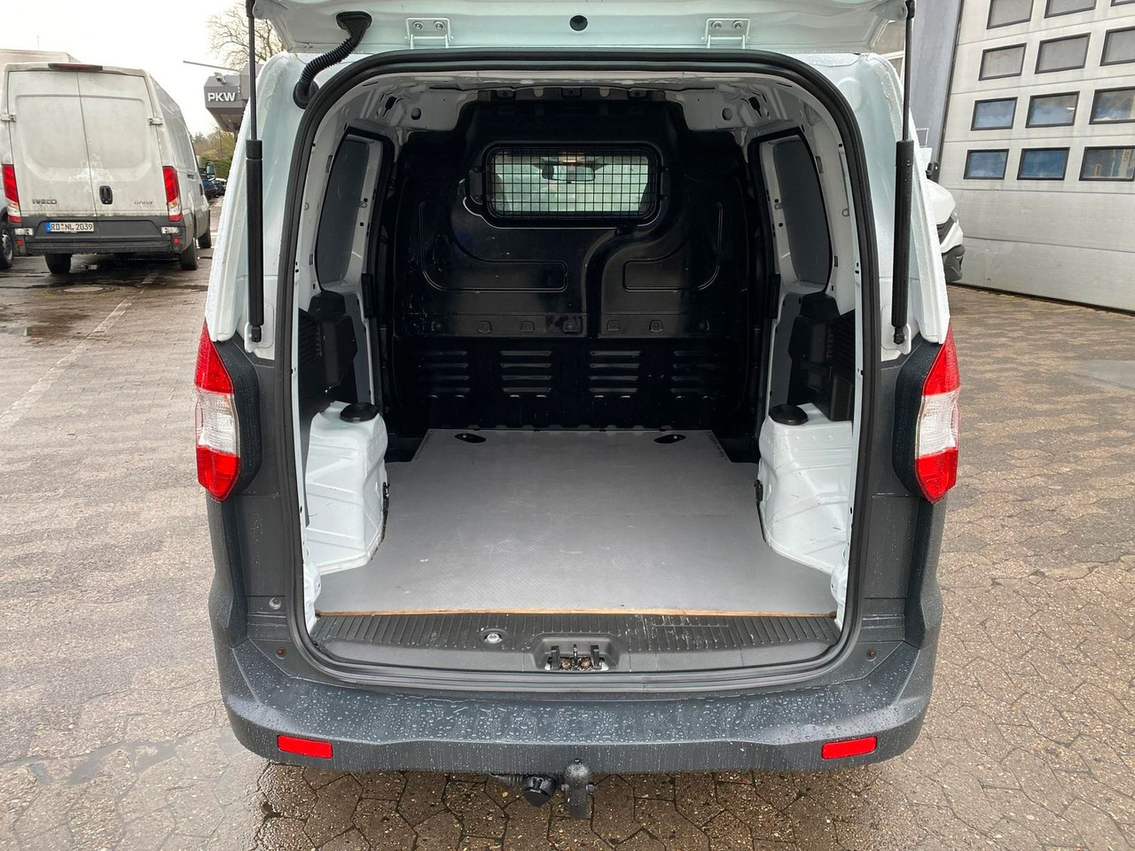 Ford Transit Courier 1.0 Trend Klima,AHK+Rückfahrk... - Transport de personnes: photos 5 Ford Transit Courier 1.0 Trend Klima,AHK+Rückfahrk... - Transport de personnes: photos 5