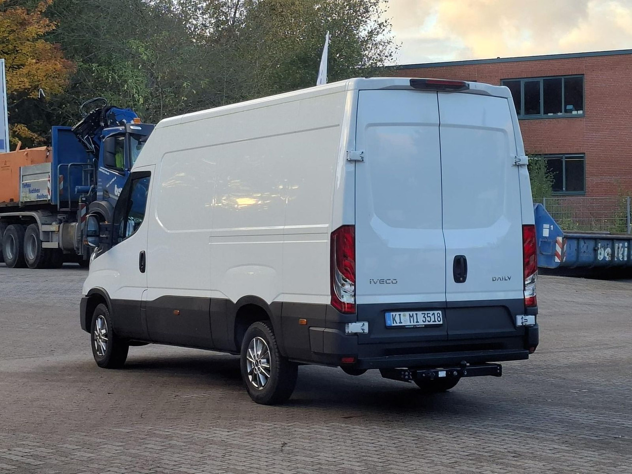 Iveco 35S18HA8V *AHK*RADIO*KAMERA*KLIMA* - Fourgon utilitaire: photos 3 Iveco 35S18HA8V *AHK*RADIO*KAMERA*KLIMA* - Fourgon utilitaire: photos 3