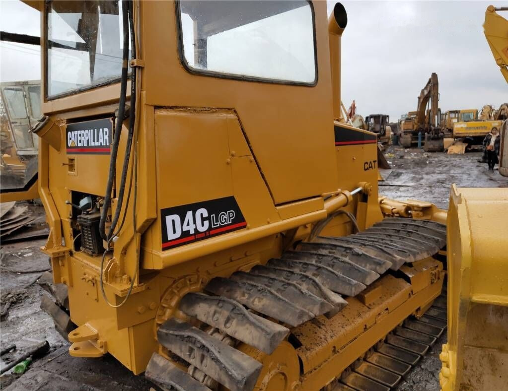 Caterpillar D4C - Bulldozer: photos 1 Caterpillar D4C - Bulldozer: photos 1