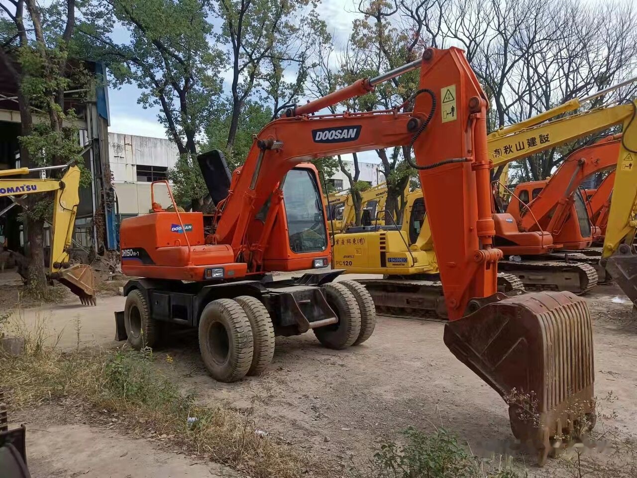 Doosan DH150W - Pelle sur pneus: photos 3 Doosan DH150W - Pelle sur pneus: photos 3